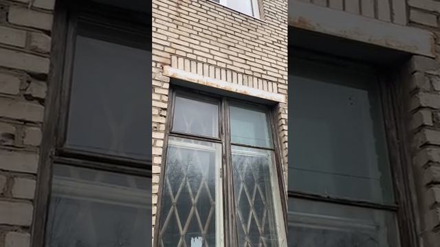 Как выполнено усиление перемычек над окнами в доме советского периода? Санкт-Петербург.