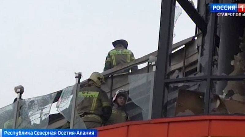 Во Владикавказе восстанавливают торговый центр, поврежденный обломками дрона