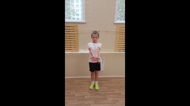 Положение рук для приема мяча снизу