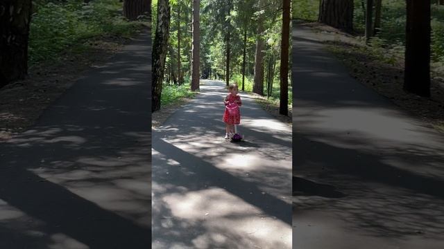 В лесу Еве #2года3месяца 🚴♀️🌳🌳🌳🌳🌳