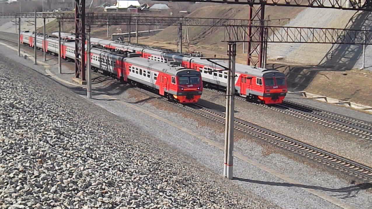 Электропоезда ЭД9М-0034 и ЭД9Э-0036