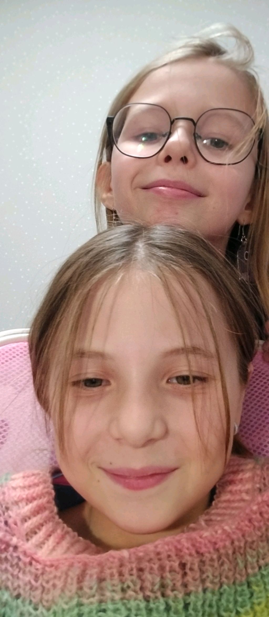 нас зовут Варя и Алиса
