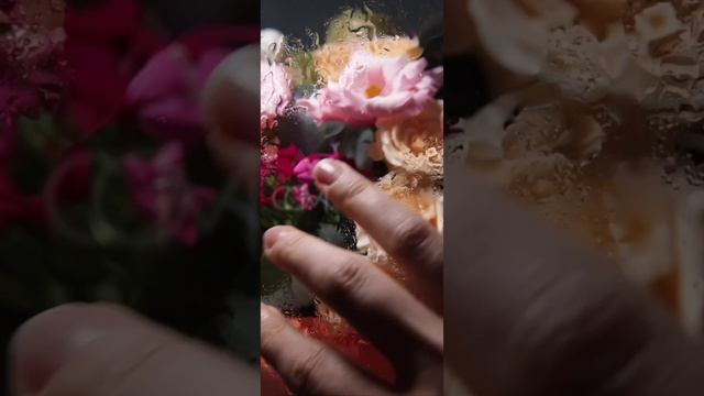 Видеосъемка для цветочного бутика, букет через стекло с каплями с надписью coming soon