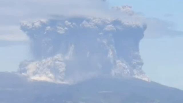 Видео извержения Кутиноэрабу в Японии 29.05.15. The eruption Kuchinoerabu in Japan 29.05.15.