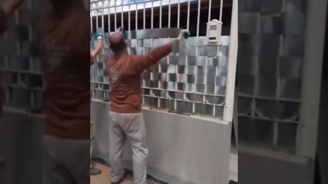 Если надоел вид старого забора, можно изменить его дизайн 😃