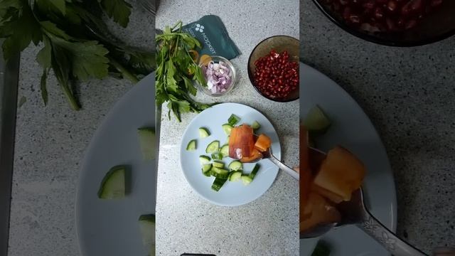 Салат с томатами "Голубая леди", огурцом, гранатом и грецкими орехами. Необычный пряный вкус #рецепт