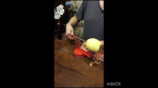 как дедуля нарезает яблоки🤭🤭