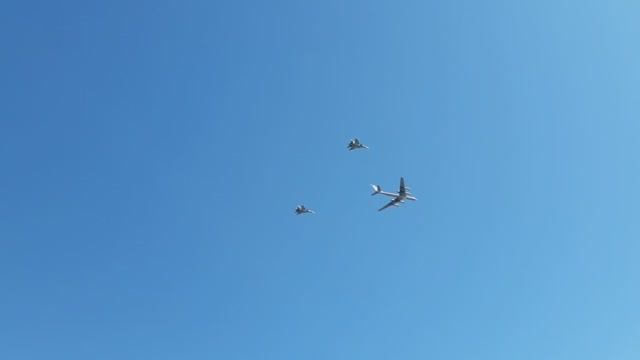 Ту-95МС и пара Су-30 в небе
