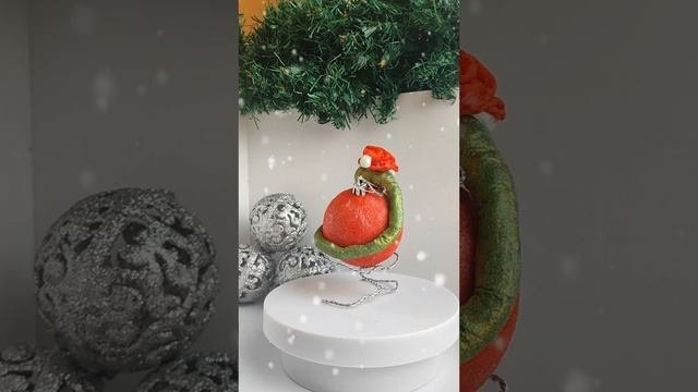 Ватная игрушка змея в новогодней шапке.mp4