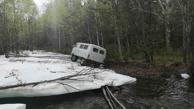 Весна, УАЗ и наледь.