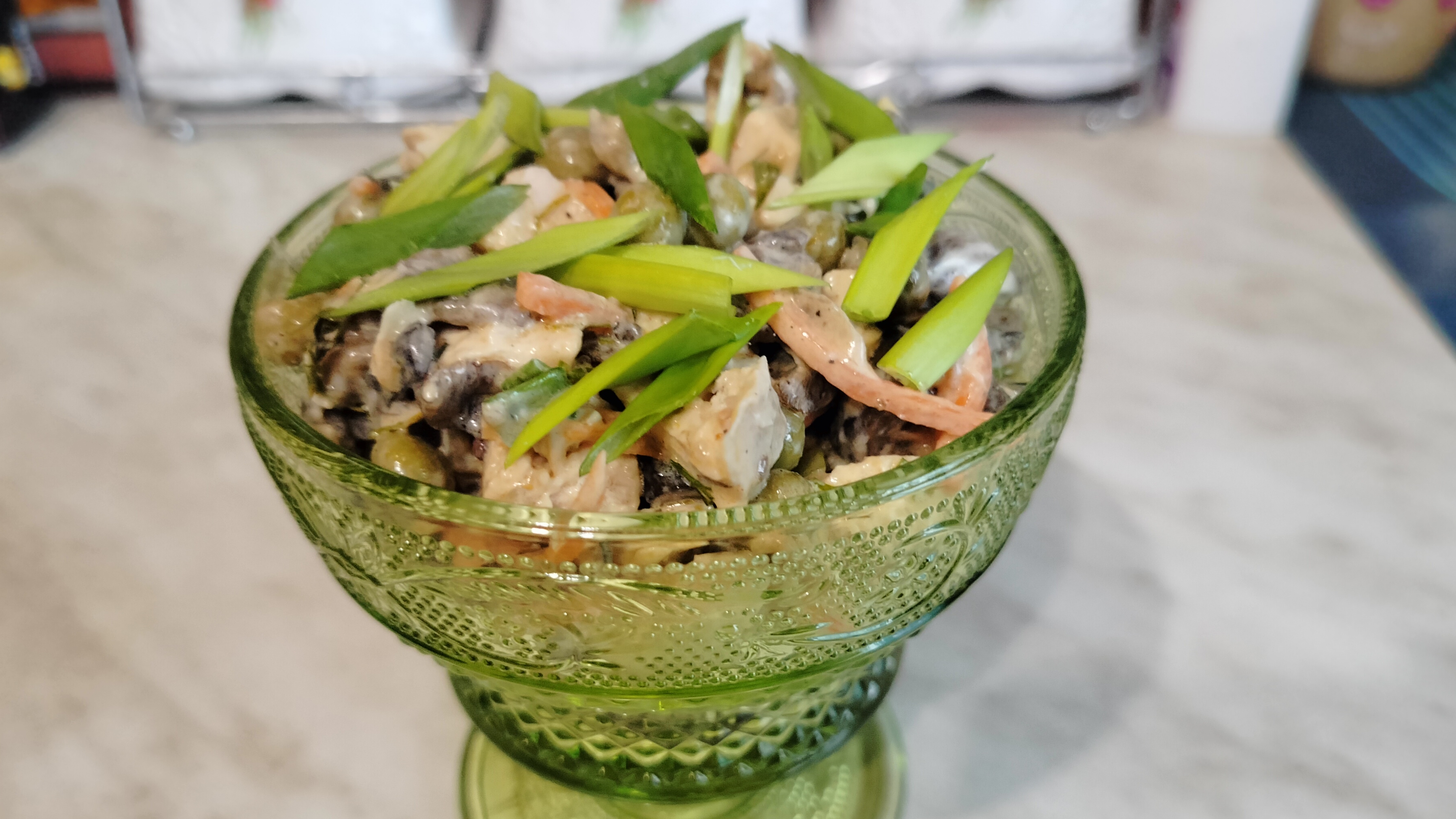 Салат с грибами и куриной грудкой.