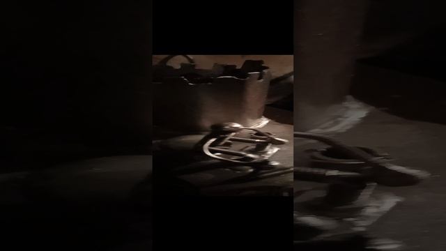 Строитель отдыхает из метала