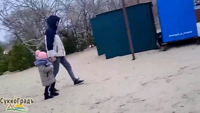 Центральный пляж Анапы с антимазутным рвом. Скажите, что даёт этот ров?