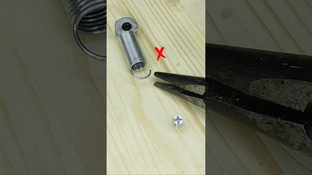 Обязательно запомни эту хитрость! Как можно легко натянуть тугую пружину?
