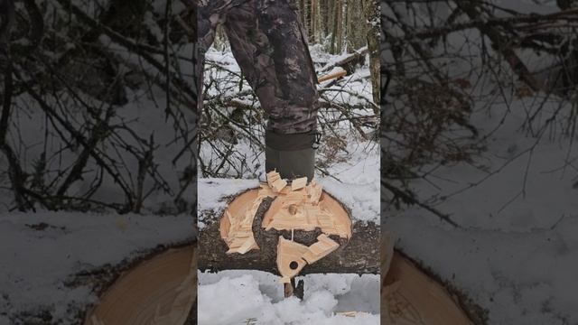 Hultafors Hatchet Agdor на сухой елке