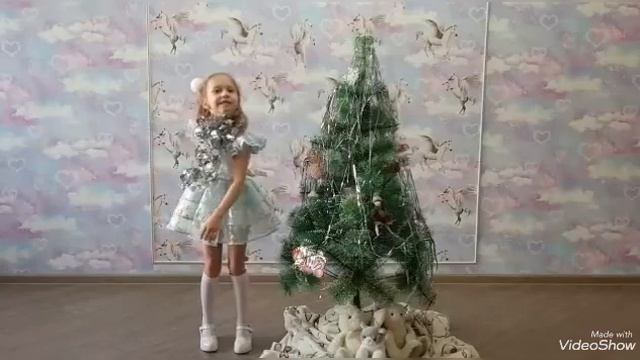 Самсонова Маргарита 6 лет "Наша Елочка". Муз. Е. Лучникова сл. Т. Графчиковой