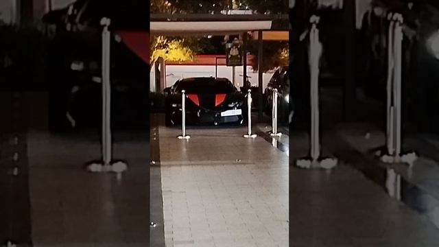 Машины около Dubai mall