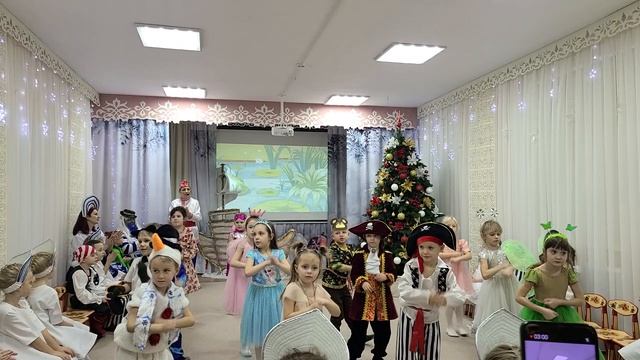 Новогодний танец Новый год #новыйгод #2025 #танцы #танец #елка #годзмеи