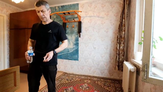 Подтягивания и отжимания.