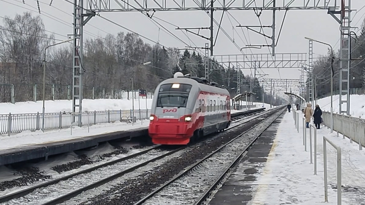 Мотриса 611М - 001 „PESA" , проследует платформу Сенеж.