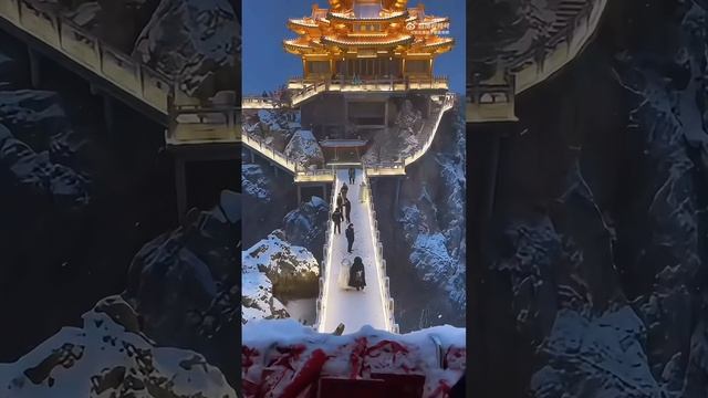 🗻 | Гора Лаоцзюнь является одним из главных центров паломничества для последователей даосизма.