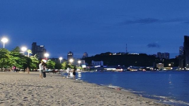 Вечерний пляж в Паттайе