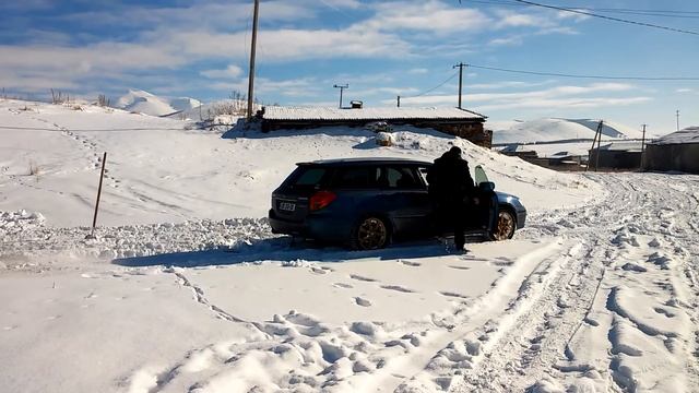 SUBARU LEGACY вытаскивает из снега GAZ 24 VOLGA AKHALKALAKI ORJA