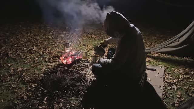 CAMPING 40 одиночный лагерь. собирание дров для костра