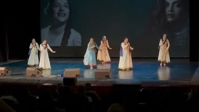 Salam-E-Ishq, индийский танец из фильма Muqaddar Ka Sikandar.