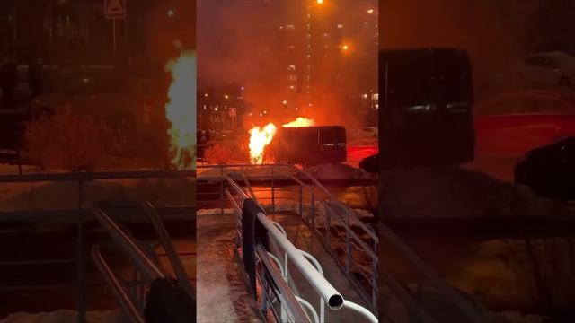 В городе Московский на Георгиевской улице горит автомобиль