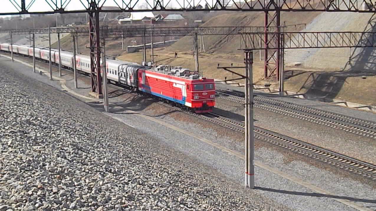 Электровоз ЭП1-279 с приветливой бригадой.