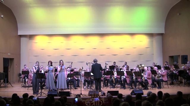 Стоят девчонки