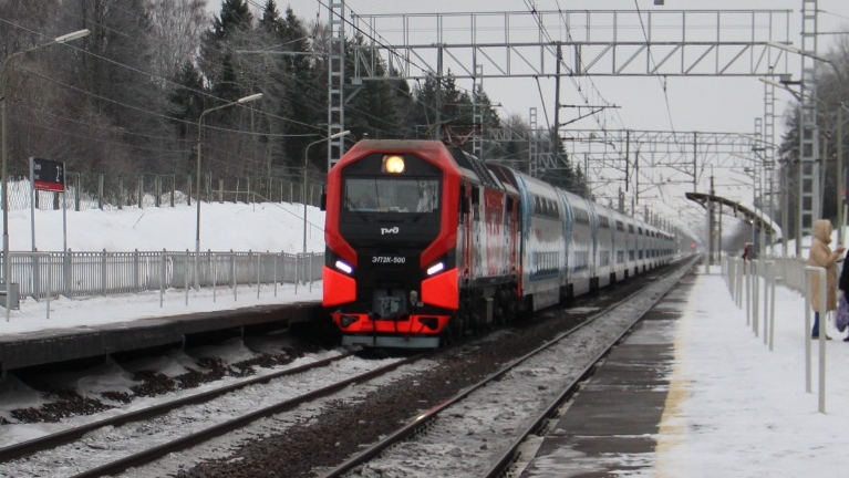 ЭП2К - 500 с пассажирским поездом N743/744 „Аврора" , проследует платформу Сенеж.