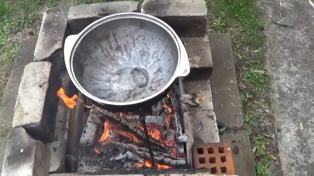 Туристы готовят в лесу в самодельной печи в казане