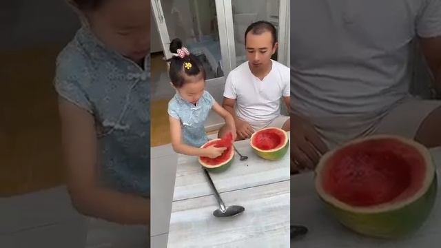 爸爸偷吃女兒的西瓜！結果女兒的做法讓他愧疚萬分！ #搞笑#funny