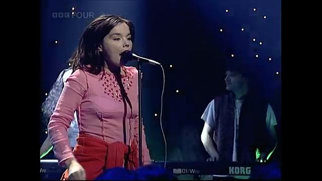 Björk - Violently Happy TOTP 1994