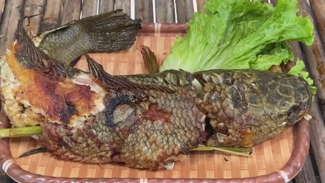 Вкусная приготовленная рыба семья любит есть рыбу