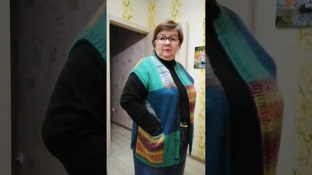 Жилет из носочной пряжи супервош колор-блок спицами.
