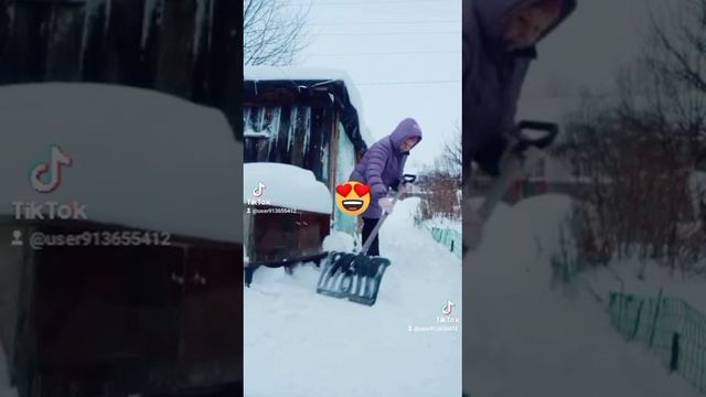 Вот так надо чистить снег😁