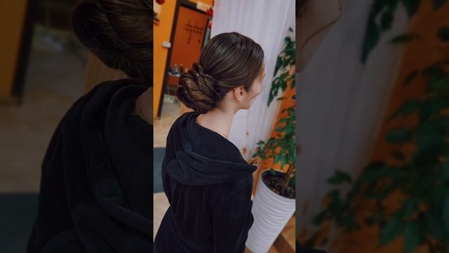 Низкий пучок на длинные,  густые волосы
