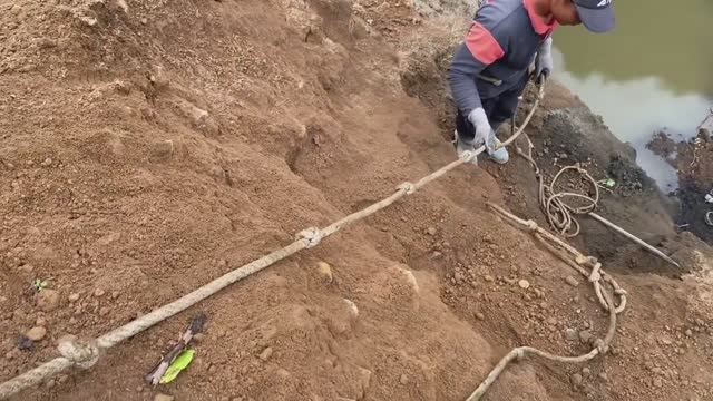 Строительство, добыча песка на утёсе, приближенный обзор
