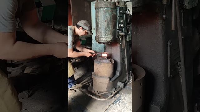 Инструмент из болтов и гаек .Сам не знаю получится ли что то  #blacksmith #forge #forging #ковка