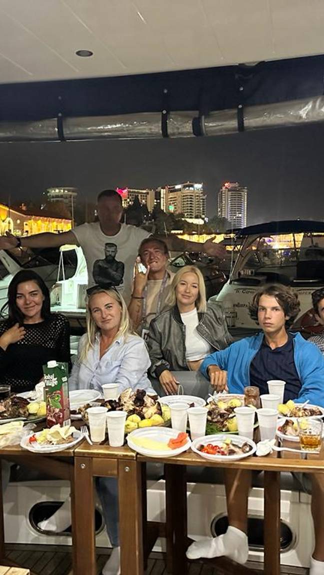 Днюха я на яхте в Сочи. Теперь каждому доступно. Ржака)