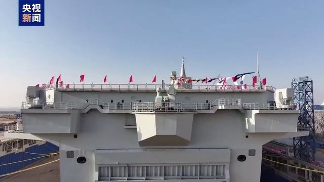 🇨🇳 | Китай спустил на воду свой первый десантный корабль Тип 076 «Сычуань» в Шанхае.