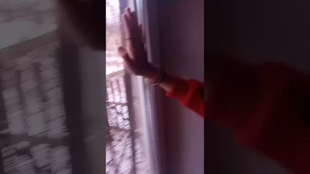 меня закрыли за окном на час