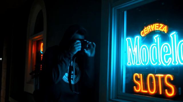Night Photography with the Panasonic G7 (Neon Photography) low light test