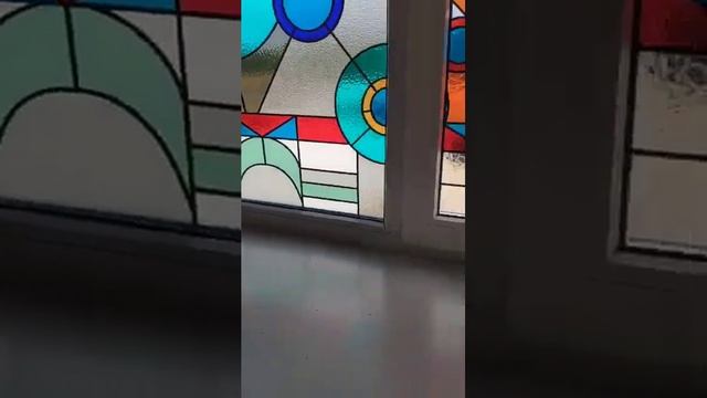 Витраж в окне на лестнице в стиле абстрактной геометрии #stainedglass #art #витражи #окна #дизайн
