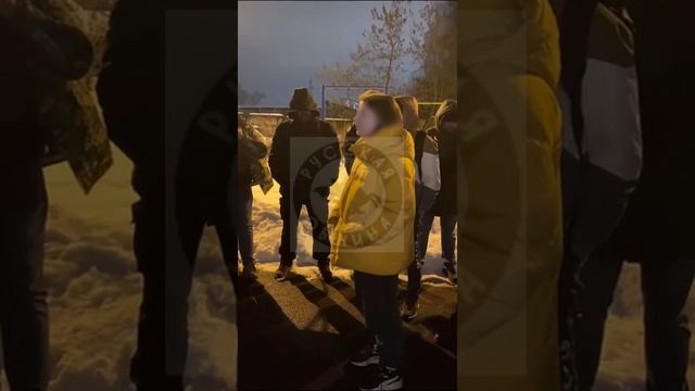 Группа приезжих на чёрном авто пыталась похитить девушку. Прямо в центре города