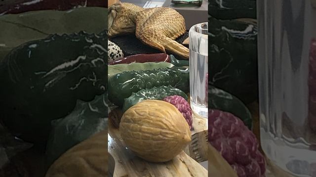 Это есть нельзя, зубы сломаешь