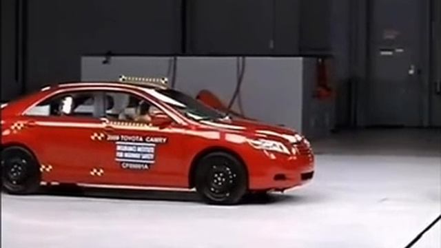 краш-тест Toyota Camry vs Toyota Yaris
